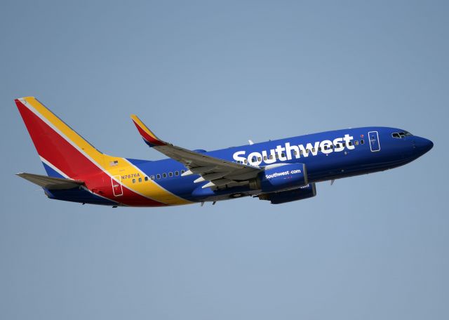 Boeing 737-700 (N7876A)