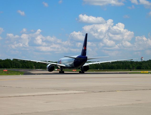 Boeing 777-200 (N890FD)