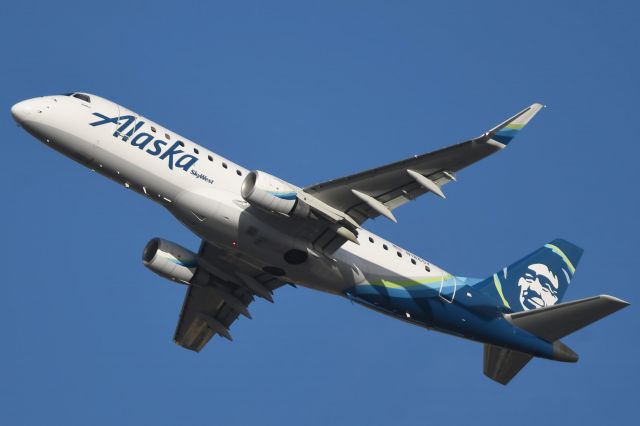 Embraer 175 (N186SY)
