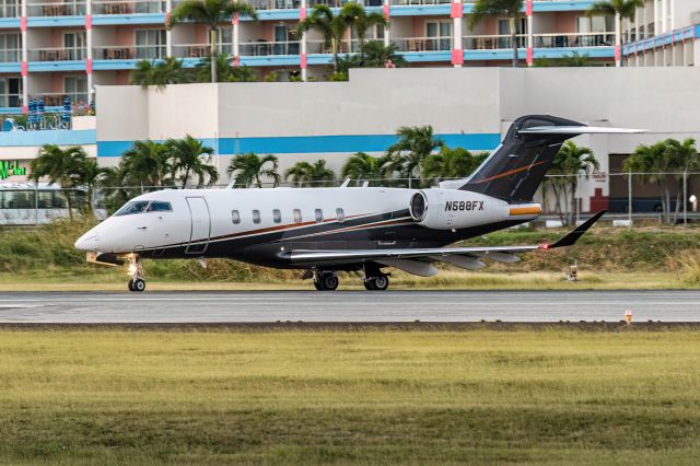 Canadair Challenger 350 (N588FX) - Turning for take off