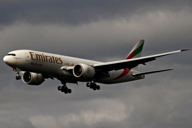 Boeing 777-200 (A6-EFF) - heavy weather, Frankfurt