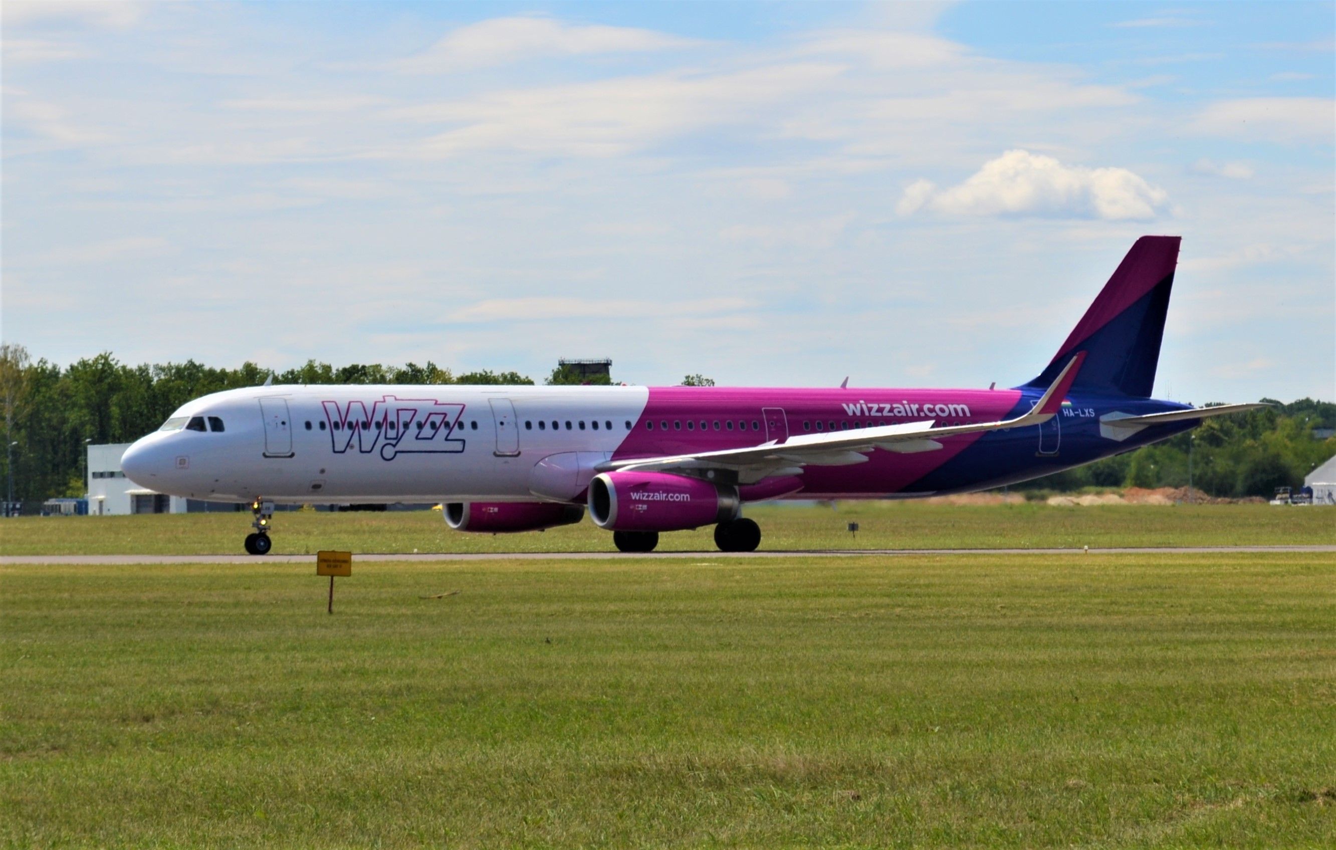 Airbus A321 (HA-LXS) - EPLB