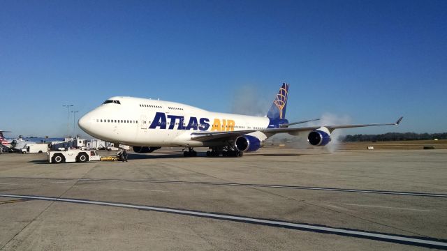 Boeing 747-400 (N465MC)