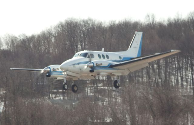 Beechcraft King Air 90 (N3817H) - Landing RW 08 at KDXR