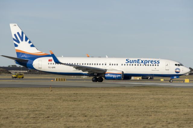 Boeing 737-700 (TC-SPR) - East og Runway 04R