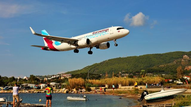 Airbus A320 (D-AIUY) - Landing above the mini Port.