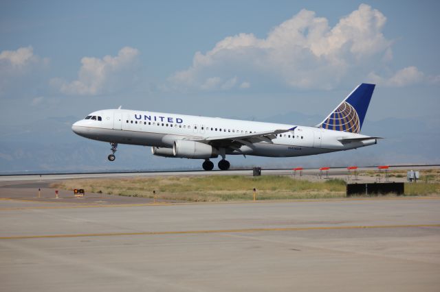 Airbus A320 (N414UA) - Landing on 16L