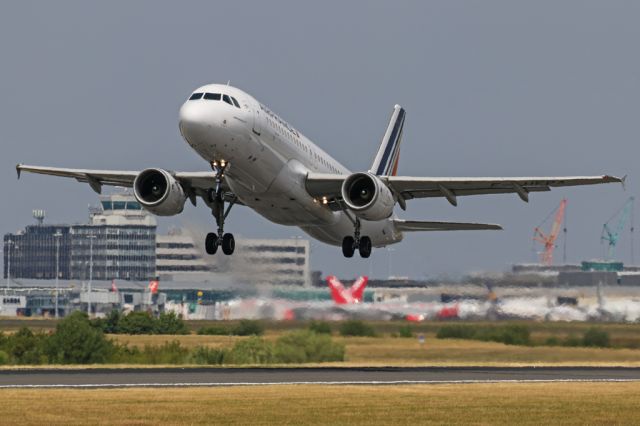 Airbus A320 (F-HEPA) - AFR1069 departing to Paris CDG