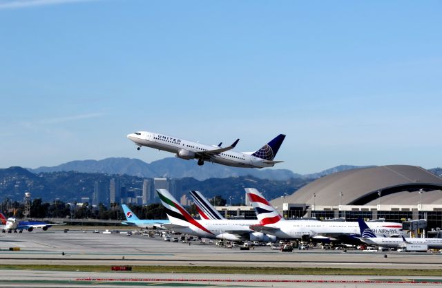 Boeing 737-800 — - United 737-800 taking off from klax