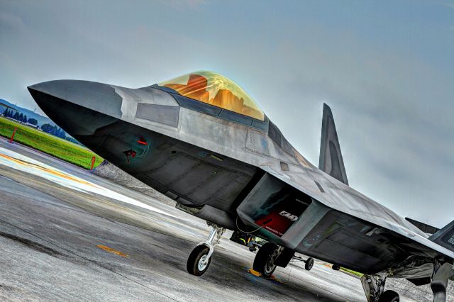 Lockheed F-22 Raptor —