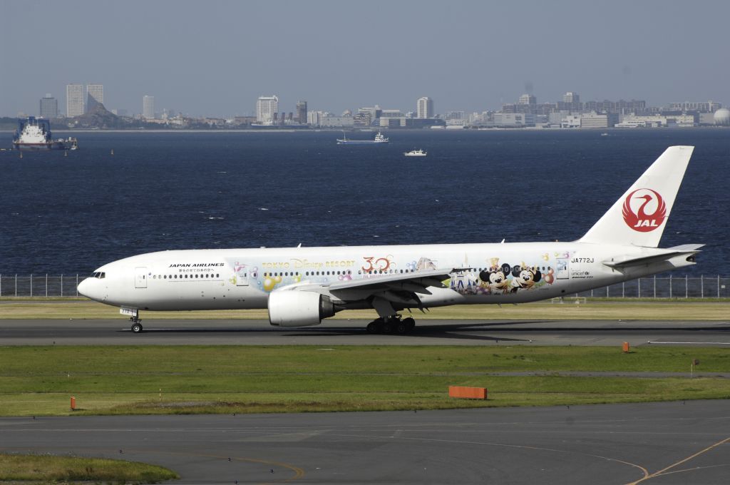 Boeing 777-200 (JA772J) - Landing at Haneda Intl Airport Rwy34R on 2013/05/31 "No-2 JAL Happiness Express"