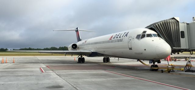 McDonnell Douglas MD-88 (N902DE)