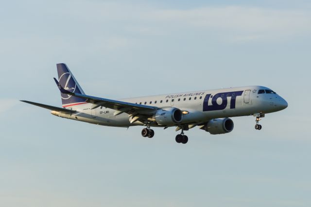Embraer ERJ-190 (SP-LMH) - WAW SPOTTING