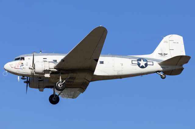 Douglas DC-3 (N151ZE)