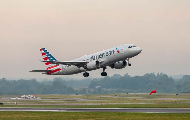 Airbus A320 (N102UW) - American 9751 Honor Flight to Washington, DC rotates from runway 4 at KLEX.