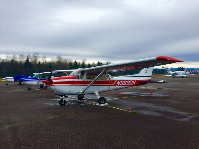 Cessna Skyhawk (N9690H) - N9690H rests after a couple of loops in the pattern at Thun Field. 