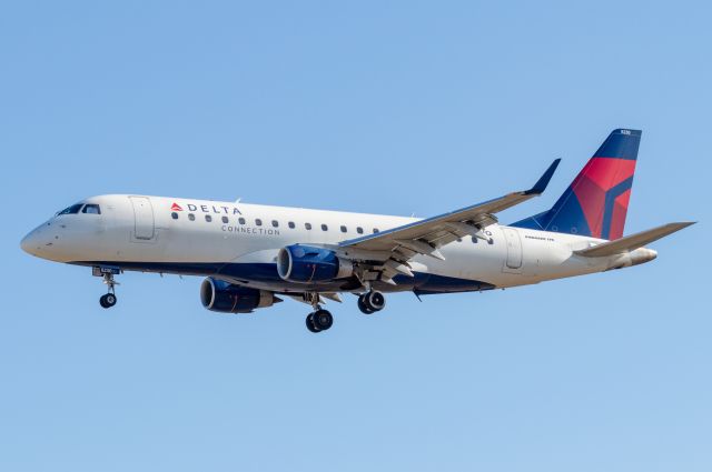 Embraer 175 (N230JQ) - 230 Landing 33L at BWI on 1/24/23