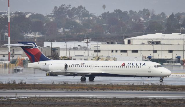 Boeing 717-200 (N893AT) - Taxiing to gate at LAX