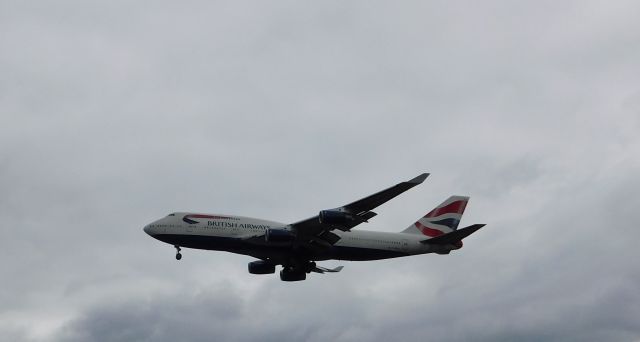 Boeing 747-400 (G-BNLN) - LANDING ON 27R