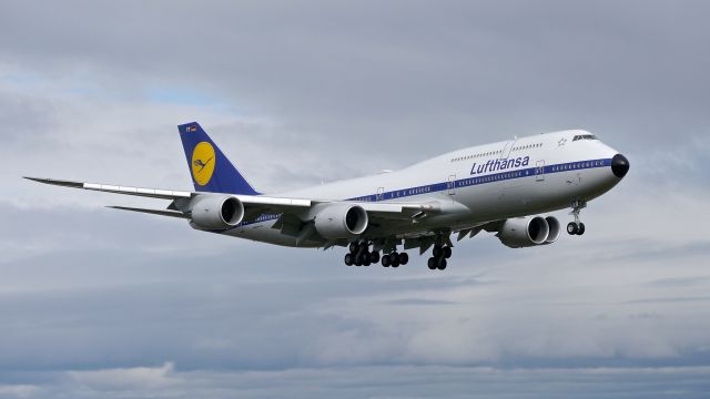 BOEING 747-8 (D-ABYT) - BOE39 on final to Rwy 16R to complete a C1 flight on 3/11/15. (ln 1513 / cn 37844). Retro livery.