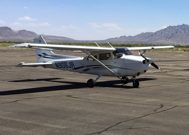 Cessna Skyhawk (N906JR) - Parked at KDMN