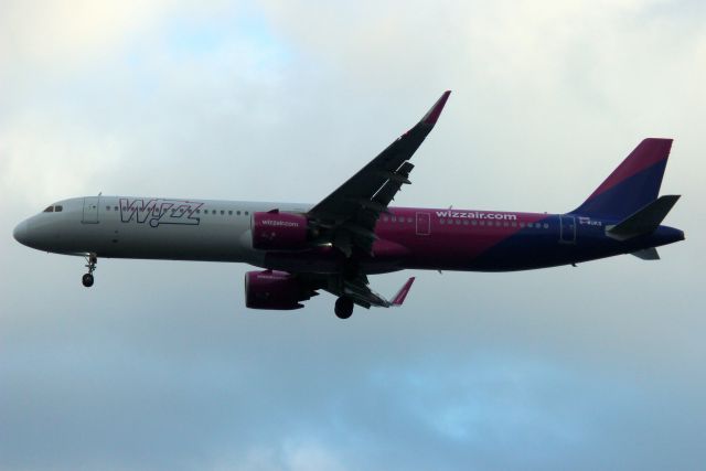 Airbus A321neo (G-WUKS) - On short finals for rwy 05 on 2-Sep-22 operating flight WUK5733 from EGKK.