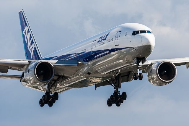 Boeing 777-200 (JA704A)