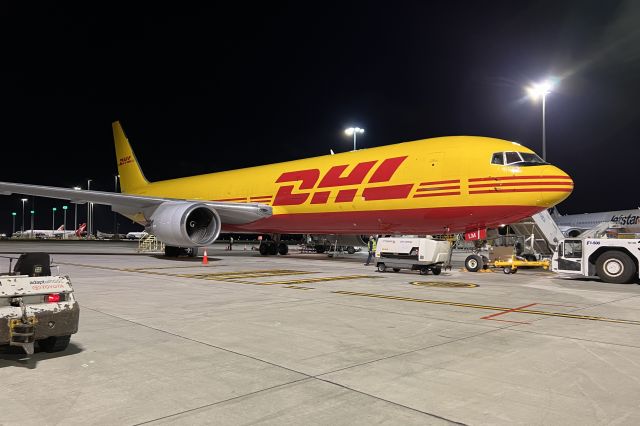 BOEING 767-300 (G-DHLM)