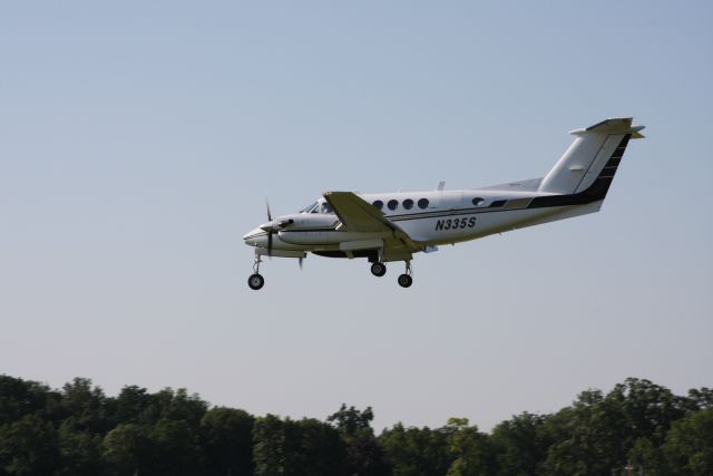 Beechcraft Super King Air 200 (N335S) - ARRIVAL OSHKOSH