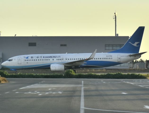 Boeing 737-800 (B-5750)