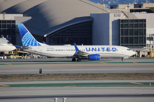 Boeing 737-800 (N37290)