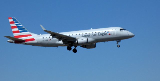 Embraer ERJ 175 (N121HQ) - On final is this American Airlines Eagle Embraer ERJ-175LR in the Spring of 2021.