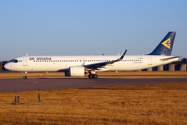 Airbus A321neo (EI-KGC) - Lining up to depart rwy 09R on 11-Aug-22 operating flight KZR902 to UAAA via UATE.