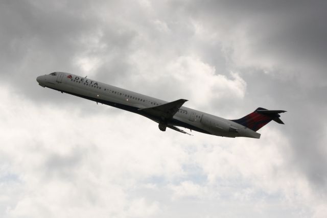 McDonnell Douglas MD-88 (N659DL) - Delta Flight 1725 (N956DL) departs Sarasota-Bradenton International Airport enroute to Hartsfield-Jackson Atlanta International Airport