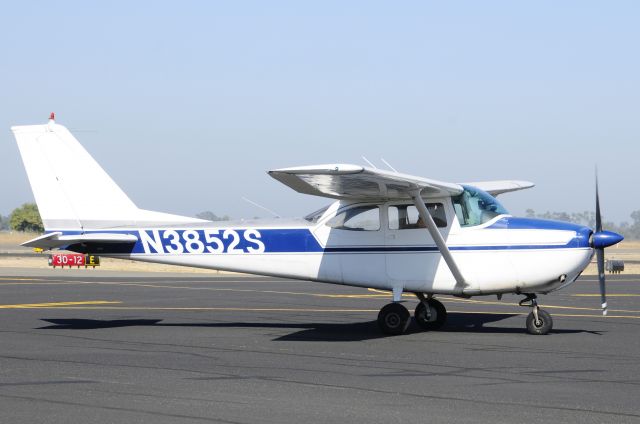 Cessna Skyhawk (N3852S) - Cessna Skyhawk taxiing at Merced Regional Airport KMCE