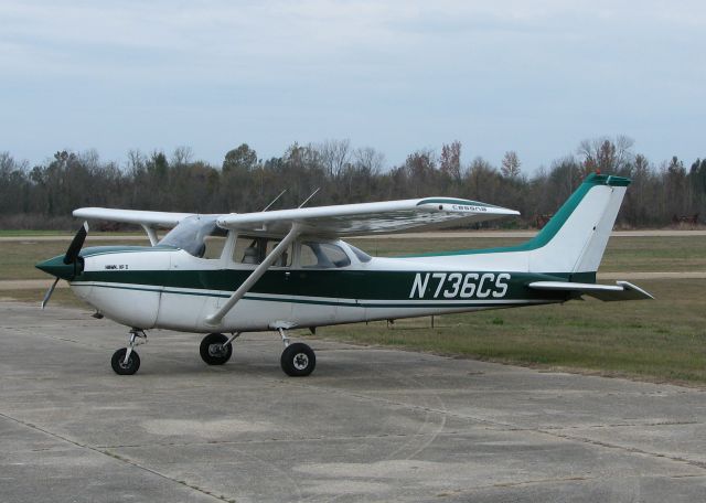 Cessna Skyhawk (N736CS) - At the Vicksburg Mississippi airport. The only aircraft at the airport.