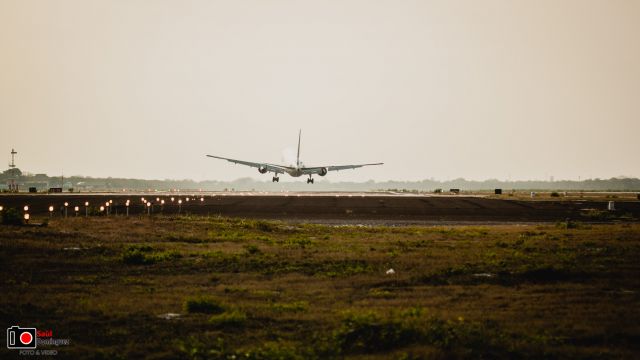 BOEING 767-300 (N373CM)