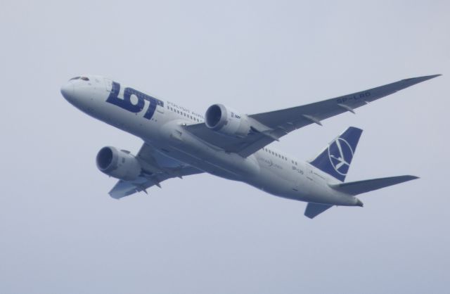 Boeing 787-8 (SP-LRD) - Shown here is LOT Airlines Boeing 787-8 a few minutes from landing in JFK in the Spring of 2016.