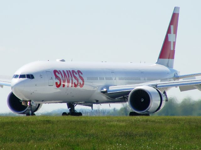 Boeing 777-200 (HB-JNF)