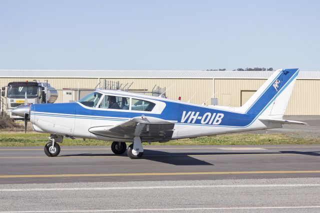 Piper PA-24 Comanche (VH-OIB) - Piper PA-24-260 Comanche (VH-OIB) taxiing at Wagga Wagga Airport.