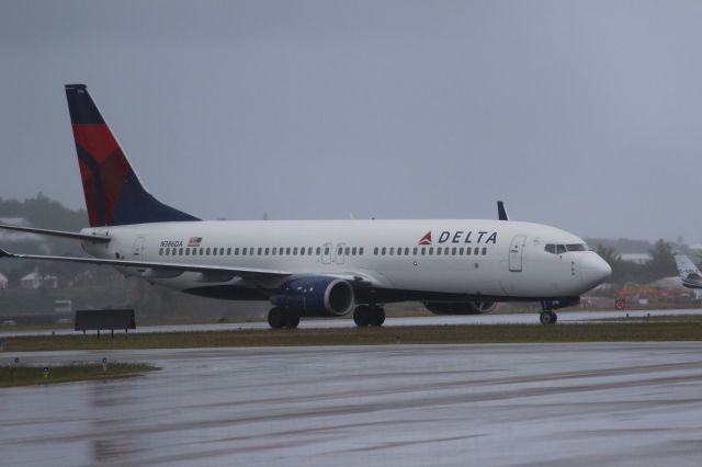 Boeing 737-800 (N386DA) - Taxi to the ramp at LF Wade