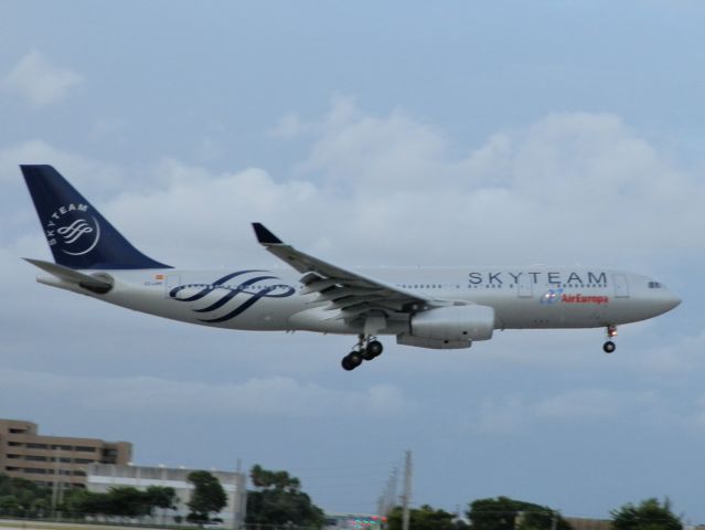 Airbus A330-200 (EC-LNH)