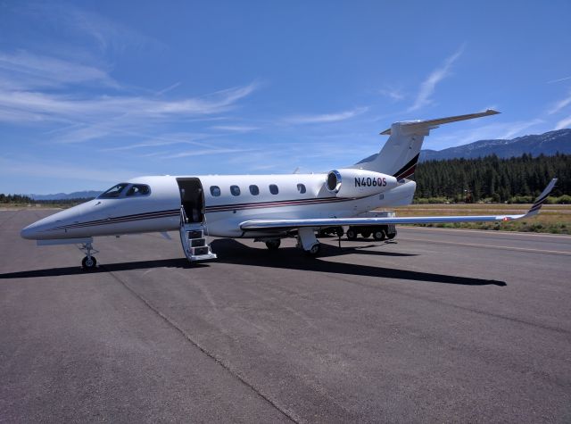 Embraer Phenom 300 (N406QS)