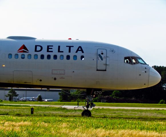 Boeing 757-200 (N670DN)