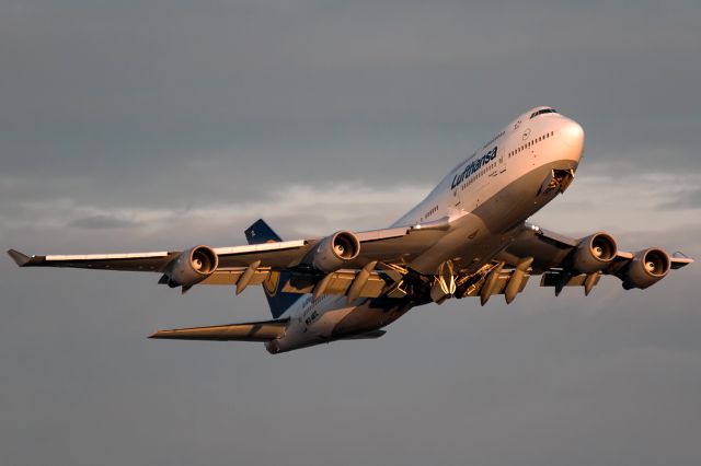 Boeing 747-400 (D-ABTL) - yellow evening sun