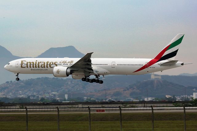 Boeing 777-200 (A6-ECK)