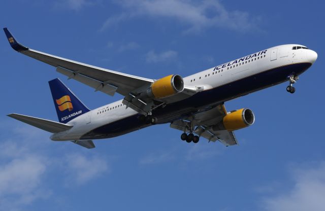 BOEING 767-300 (TF-ISN)