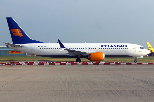 Boeing 737 MAX 8 (TF-ICU) - Taxiing to depart rwy 09R on 26-May-18 operating flight ICE451 to BIKF.