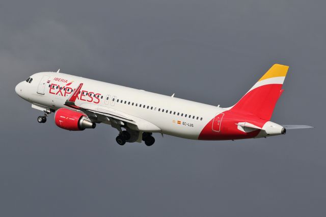 Airbus A320 (EC-LUS) - IBS3693 departing to Madrid