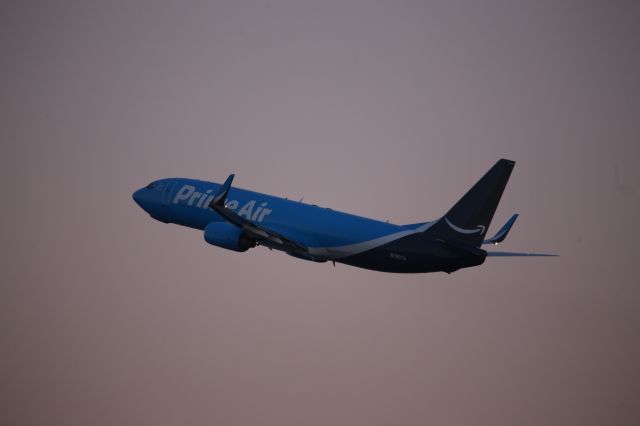 Boeing 737-800 (N7907A)